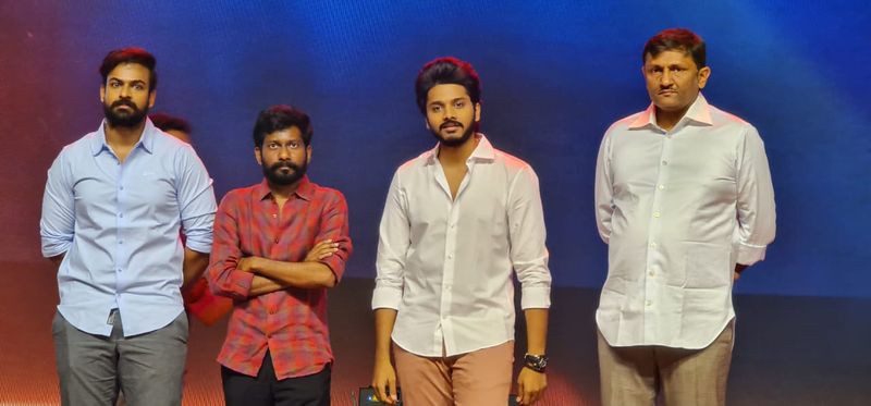 టాలీవుడ్లో టాప్ స్టార్స్ లో ఒకరిగా రాణిస్తున్న రామ్చరణ్ బర్త్ డే వేడులకు శుక్రవారం సాయంత్రం హైద్రాబాద్ లో మెగా అభిమానుల సమక్షంలో గ్రాండ్ ఈవెంట్ జరిగింది. ఈ వేడుకలో మెగా హీరోలతో పాటు దేశవ్యాప్తంగా భారీ స్థాయిలో మెగా అభిమానులు పాల్గొనడం విశేషం.