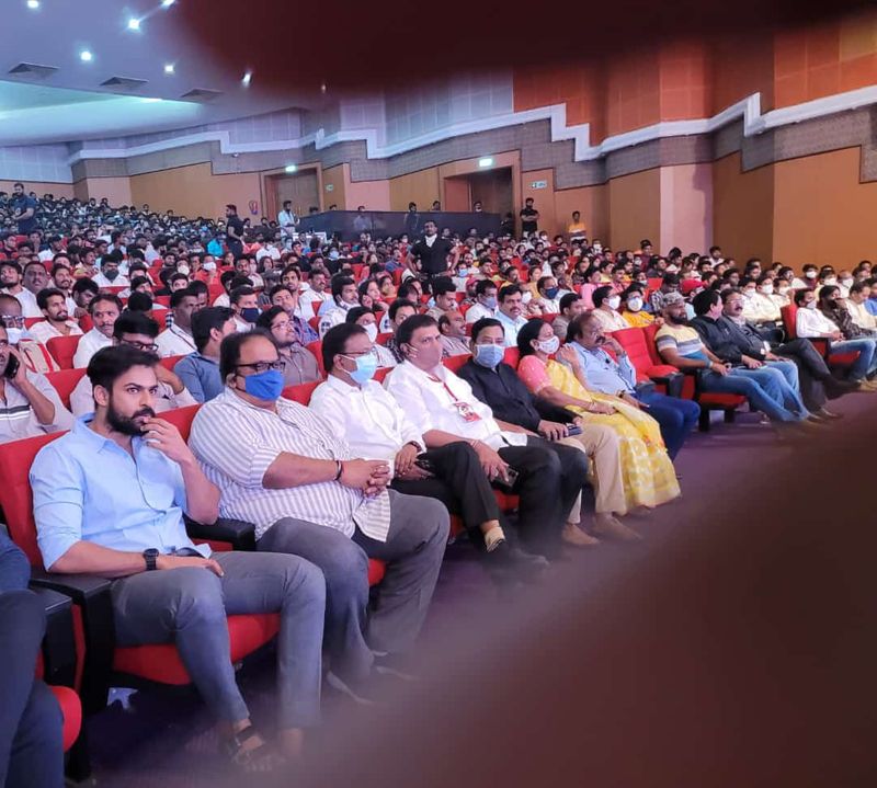 ప్రముఖ నిర్మాత దిల్ రాజు మాట్లాడుతూ, `రామ్ చరణ్ కి ముందుగా పుట్టినరోజు శుభాకాంక్షలు. చరణ్ పుట్టినరోజు నుండి మన వేడుకలు మొదలు కానున్నాయి. చరణ్ బర్త్ డే తరువాత రెండు రోజులకు `వకీల్ సాబ్` ట్రైలర్ రానుంది. ఆ తరువాత `వకీల్ సాబ్` ప్రీ రిలీజ్ వేడుక జరుగుతాయి. మెగాస్టార్ చిరంజీవి గారు టాలీవుడ్ లోకి హీరోగా ఎంట్రీ ఇచ్చాకా మెగా హీరోలు ఎంతోమంది వచ్చారు. చిరంజీవి ఇంతింతై వటుడింతై అన్నట్ట్టు ఎదిగారు . అయన దారిలో మెగా హీరోస్ అదే డెడికేషన్ తో హీరోలుగా సత్తా చాటుతున్నారు.