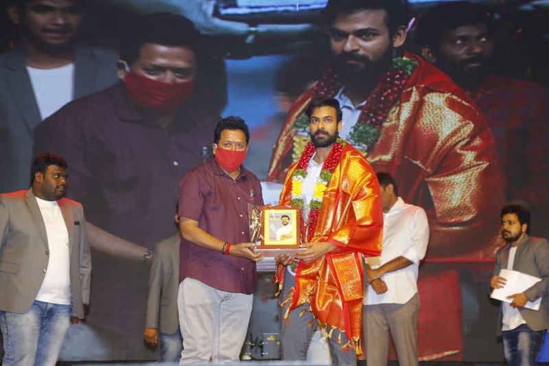 పవన్ కళ్యాణ్, రామ్ చరణ్, అల్లు అర్జున్, వరుణ్, సాయి ధరమ్ ఇలా హీరోలందరూ టాలీవుడ్ లో సత్తా చాటుకుంటున్నారు. ఈ ఏడాది చరణ్ కెరీర్ లో ప్రత్యేకం అని చెప్పాలి. ఎందుకంటే భారీ ప్రతిష్టాత్మక చిత్రం ఆర్ ఆర్ ఆర్. ఆలాగే ఆచార్య లో మెగాస్టార్ తో కలిసి ప్రత్యేక పాత్రలో నటిస్తున్నాడు. అలాగే ది గ్రేట్ శంకర్ దర్శకత్వంలో మా బ్యానర్ లో మరో ప్రతిష్టాత్మక చిత్రం ఇలా ఒకే ఇయర్ మూడు భారీ సినిమాలతో రికార్డ్ క్రియేట్ చేయనున్నాడు చరణ్ అన్నారు.