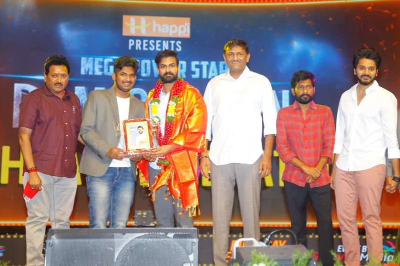 హీరో సాయి ధరమ్ తేజ్ మాట్లాడుతూ, నేను హైద్రాబాద్ వచ్చిన కొత్తల్లో 2004 సమయంలో పెద్ద మామయ్యకు బర్త్ డే విషెష్ చెప్పాలి అని అనుకున్నప్పుడు బర్త్ డే వేడుకలు ఫాన్స్ తో కలిసి చేసుకుంటారని చెప్పడంతో అలాగే ఫాన్స్ తో కలిసి ఆ ఏడాది , ఆ తరువాత ఏడాది కూడా చేసుకున్నాం. ఆ తరువాత ఇన్నాళ్లకు 2021 లో ఫాన్స్ మధ్య ఇంత పెద్ద ఈవెంట్ లో మా బావ మా చరణ్ పుట్టినరోజు వేడుకలు జరగడం చాలా ఆనందంగా ఉంది. మెగా ఫాన్స్ బ్లెస్సింగ్స్ వల్లే అయన మెగాస్టార్ అయ్యారు.
