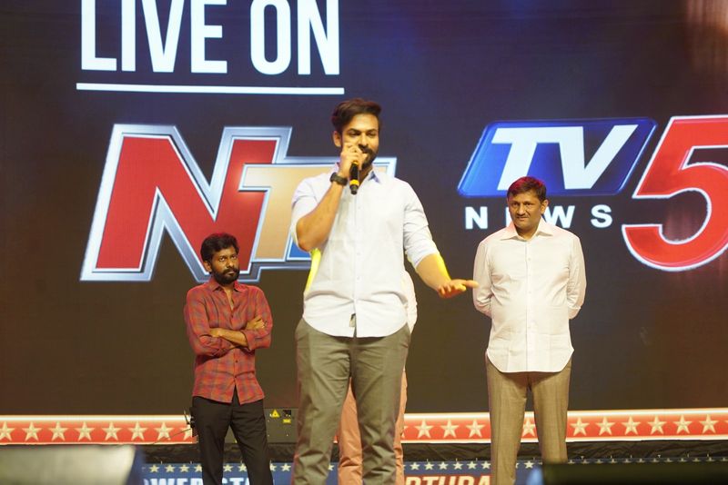 నేను మీకు ఓ కథ చెబుతా ... ఓ చిన్న మామిడిపండు అక్కడ ఉంది.. స్కూల్ పిల్లలు, టీచర్ అందరు అక్కడే ఉన్నారు .. అప్పుడు టీచర్ చెబుతూ అక్కడున్న మామిడిపండు ఎవరు ముందు తీసుకుంటారో వాళ్ళకే మిగతా పళ్ళన్నీ అని చెబుతుంది. ఆ స్కూల్ టీచర్ చెప్పినట్టు ముందు ఆ చెట్టుదగ్గరికి వెళ్లి ఆ కాయ తీసుకుంటారో వాళ్ళకే అని చెప్పడంతో .. అందరు పిల్లలు వెళ్లాలని ప్రయత్నాలు చేస్తుంటారు .. కానీ ఒకరికి ఒకరు నువ్వు ముందా నేను ముందా అని అనుకోకుండా ఆ పిల్లలంతా కలిసి ఆ పళ్ళన్నీ జట్టు కట్టి అందరు సమానంగా తీసుకుని ఆ పళ్ళన్నీ తీసుకున్నాం... ఆ చెట్టు ఆ పళ్ళు ఎవరో కాదు మా మామయ్య మెగాస్టార్ చిరంజీవి గారు. ఆ పిల్లలు ఎవరో కాదు నేను చరణ్, అల్లు అర్జున్, శిరీష్, వరుణ్ ఇలా అందరం. మేమంతా అయన పిల్లలం. మాకు మీ సపోర్ట్ ఉంది. మీ ప్రేమకు మేమెప్పుడూ దాసులమే అన్నారు.