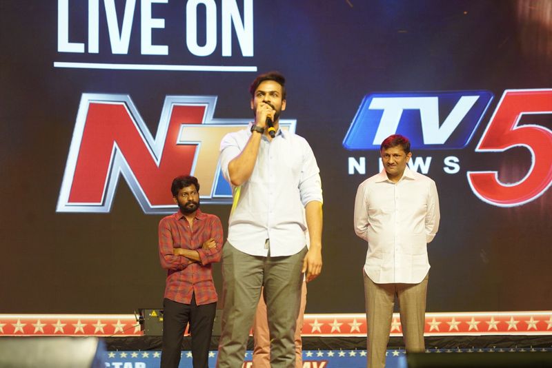 తేజ రోజా మాట్లాడుతూ .. నా బర్త్ డె సందర్బంగా చిరంజీవి గారిని కలవడం ఆ రోజు అయన తన ఫ్యామిలీ మెంబర్స్ సమక్షంలో కేక్ తెచ్చి బర్త్ డే వేడుకలు జరపడం నేనెప్పటికీ మరచిపోలేను. ఆ తరువాత చరణ్ అన్న నన్ను తీసుకుని వెళ్లి నాకు బట్టలు కూడా కొనిచ్చారు .. ఈ విషయం ఎక్కడ చెప్పలేదు.. కానీ ఇప్పుడు చెబుతున్నాను.. నిజంగా చరనన్న గ్రేట్, నేను ఆ ఫ్యామిలీ లో ఒక్కడిగా నన్ను చూసినందుకు చాలా థాన్స్క్ అన్నారు.