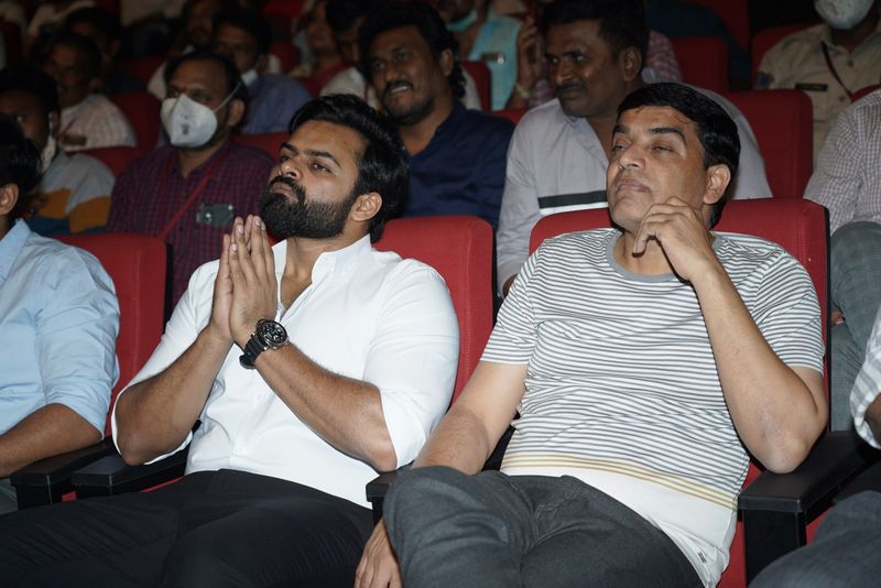 దర్శకుడు బుచ్చిబాబు మాట్లాడుతూ .. నేను దిల్ రాజు గారికి పెద్ద ఫ్యాన్ ను ఎందుకంటే అయన మా గురువు సుకుమార్ గారిని దర్శకుడు చేసారు. నేను దర్శకుడు అవ్వడానికి కారణం చరణ్ గారు.. నేను ఏ కథ చెప్పినా చాలా ఇంట్రెస్ట్ గా వినేవాళ్ళు. అంతబాగా నన్ను అదరించారు ..ఆయనకు మరోసారి పుట్టినరోజు శుభాకాంక్షలు తెలుపుతున్నాను అన్నారు.
