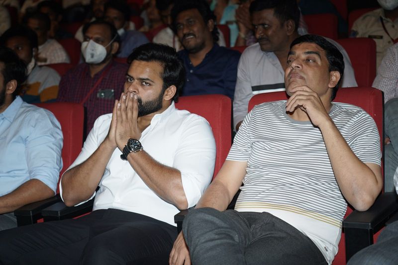 హీరో వైష్ణవ తేజ్ మాట్లాడుతూ .. మెగా ఫాన్స్ అందరికి చాలా పెద్ద హాయ్. చరణ్ అన్న బర్త్ డే వేడుకలు ఇంత గ్రాండ్ గా చేసినందుకు మీ అందరికి థాంక్స్, అలాగే చరణ్ అన్న ఫాన్స్ కు చిరంజీవి మామ ఫాన్స్ అందరికి హాయ్. ఈ వేడుకల్లో నేను పాల్గొన్నందుకు చాల ఆనందంగా ఉంది. మెగా ఫాన్స్ అందరికి మరోసారి థాంక్స్ అన్నారు.