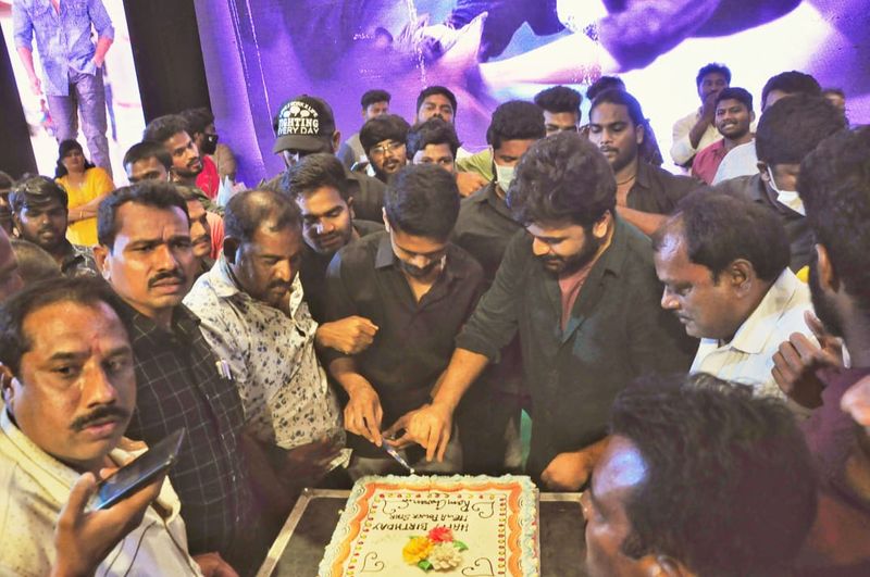 వైజాగ్లో రామ్చరణ్ బర్త్ డే వేడుకలో శర్వానంద్.