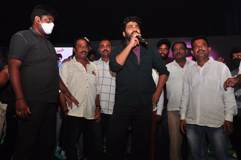 వైజాగ్లో రామ్చరణ్ బర్త్ డే వేడుకలో శర్వానంద్.