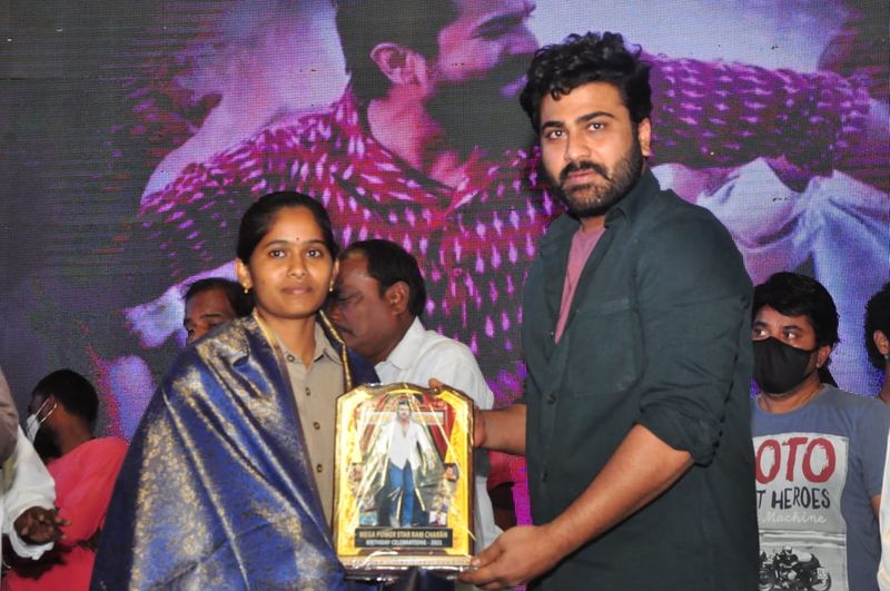వైజాగ్లో రామ్చరణ్ బర్త్ డే వేడుకలో శర్వానంద్.