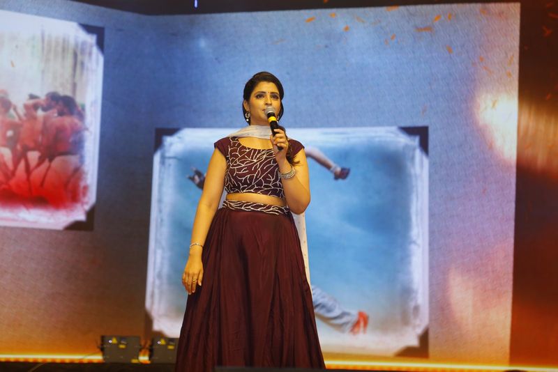 రామ్చరణ్ బర్త్ డే వేడుకలో యాంకర్ శ్యామల.