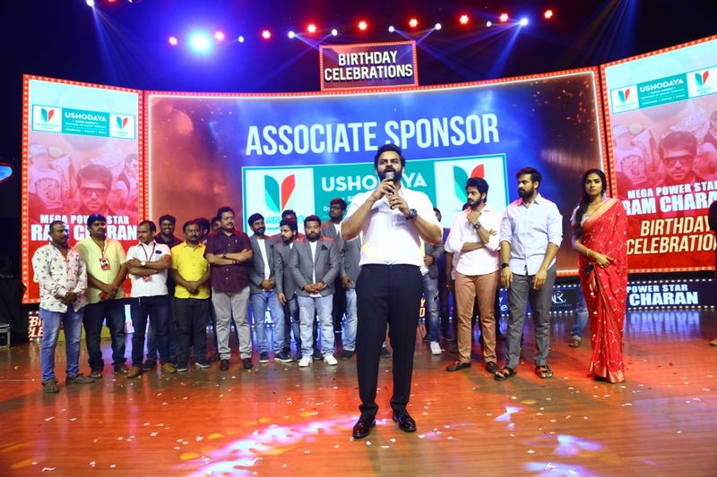 రామ్చరణ్ బర్త్ డే వేడుకలో మాట్లాడుతున్న సాయితేజ్.