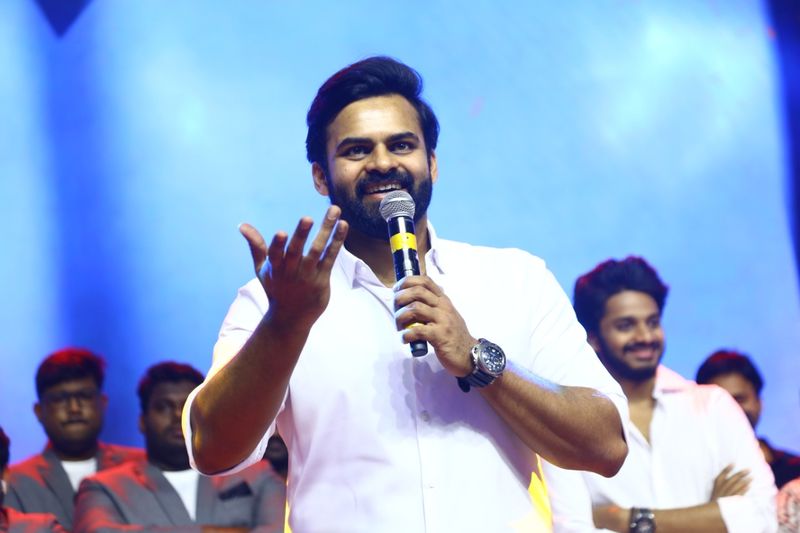 రామ్చరణ్ బర్త్ డే వేడుకలో మాట్లాడుతున్న సాయితేజ్.