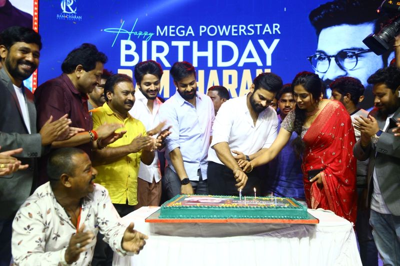 ఈ వేదికపై కరోనా సమయంలో సేవలు అందించిన పలువురిని సత్కరించారు. అనంతరం రామ్చరణ్ బర్త్ డే సందర్భంగా కేక్ కట్చేశారు.