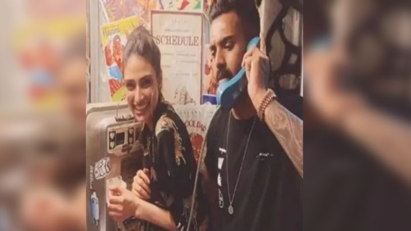 हालांकि की बाद में पता चला की केएल राहुल अकांक्षा को नहीं बल्कि सुनील शेट्टी की बेटी और बॉलीवुड एक्ट्रेस अथिया शेट्टी (Athiya Shetty) को डेट कर रहे हैं। हालांकि, दोनों ने अभी तक पब्लिकली अपने रिश्ते की बात स्वीकार नहीं की है। 