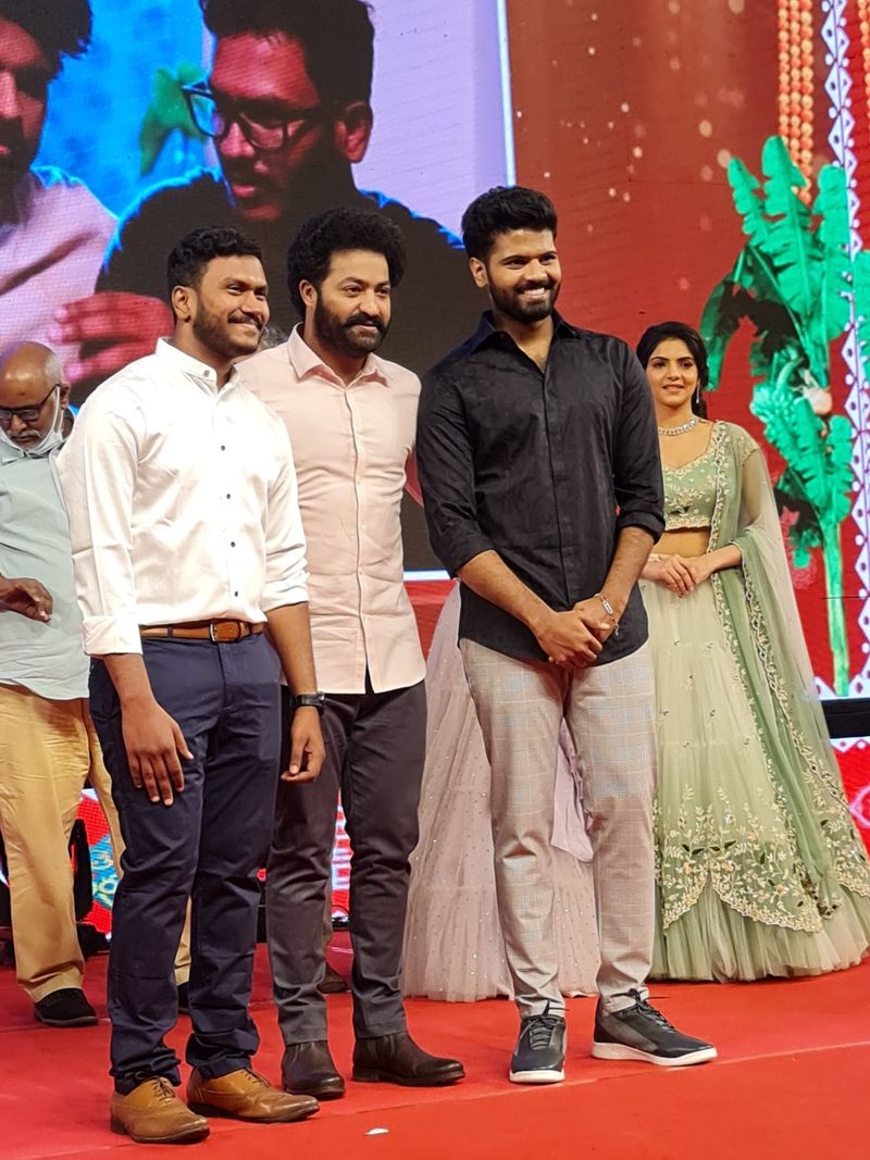 రాజమౌళి ఫ్యామిలీ అనే టైటిల్ కార్డ్ తో వస్తోన్న చిత్రం `తెల్లవారితే గురువారం`. రాజమౌళి పేరుతోనే ఇది బోలెడంతా ప్రమోషన్ సంపాదించింది. దీనికి తోడు ఈ చిత్ర ప్రీ రిలీజ్ ఈవెంట్కి యంగ్ టైగర్, కొమురంభీమ్ ఎన్టీఆర్ వచ్చి సినిమాపై అంచనాలను అమాంతం పెంచేశారు. అంతేకాదు పాన్ ఇండియా స్టార్ ప్రభాస్ బెస్ట్ విషెస్ చెబుతూ ట్వీట్ కూడా చేశారు. దీంతో సినిమాపై అంచనాలు భారీగా నెలకొన్నాయి. `మత్తు వదలరా` తర్వాత వీరి కాంబినేషన్లో వస్తోన్న సినిమా రిజల్ట్ ఏంటీ? ఎలా ఉందనేది యూఎస్ ప్రీమియర్స్ రివ్యూ ద్వారా తెలుసుకుందాం.