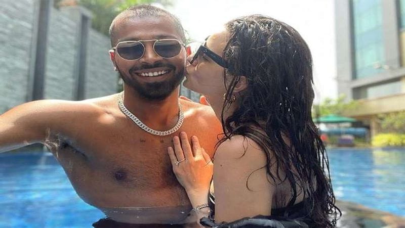 हाल ही में हार्दिक की वाइफ नताशा ने अपने पति के साथ अपनी एक फोटो इंस्टाग्राम पर शेयर की है, जिसमें हार्दिक गले में मोटी सी चेन पहनकर शर्टलेस हैं, तो वहीं उनकी वाइफ उन्हें गालों पर किस करती नजर आ रही हैं। वहीं हार्दिक पांड्या हंसते हुए दिख रहे हैं।