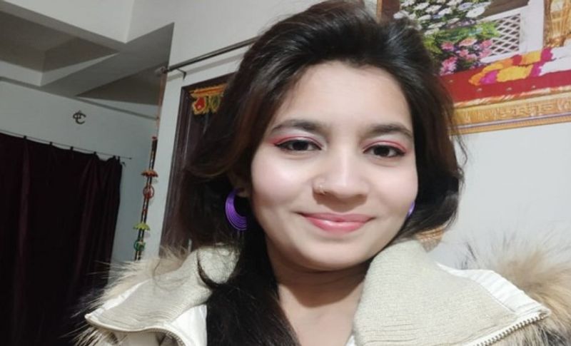 <p><br />
मृतका की बहन मोनिका ने बताया कि जैसे ही मैंने यह भयानक मंजर देखा तो चीखती हुई बाहर दौड़ी। पिता को कॉल कर बुलाया, वह पापा से कुछ कहना चाहती थी, लेकिन गला कटने से उसकी आवाज ही नहीं निकली। चारों तरफ खून ही खून था उसके पास कटर रखा था, तार प्लग में लगा था। किसी तरह हम डॉली को डॉक्टर के पास लेकर गए, लेकिन डॉक्टरों ने उसे मृत घोषित कर दिया।</p>