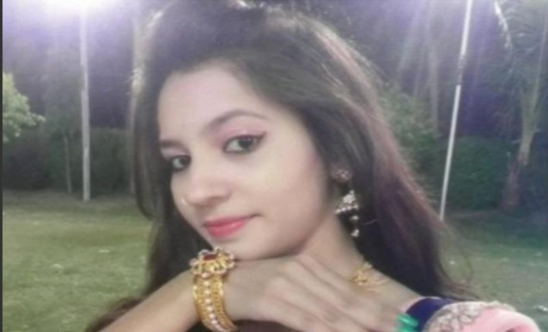 <p><br />
दरअसल, यह घटना इंदौर के संस्कृति पार्क भंवरकुआं थाने इलाके की है, जहां डॉली जायसवाल (24) नाम की लड़की ने यह खौफनाक कदम उठाया। पुलिस शुरूआती जांच में मामले को आत्महत्या मान रही है। जब पुलिस पहुंची तो छात्रा खून से लथपथ मिली और गला कटा हुआ था। जबकि मौके पर फर्नीचर रिपेयर करने वाले कटर पड़ा था। हालांकि अभी तक यह पता नहीं चल पाया है कि छात्रा ने सुसाइड क्यों किया।</p>