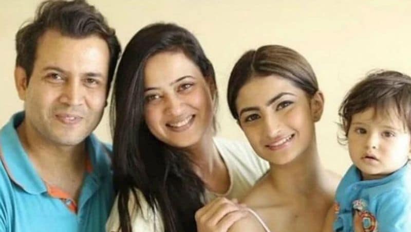 राजा चौधरी से अलग होने के बाद श्वेता तिवारी ने 3 साल तक एक्टर अभिनव कोहली को डेट किया और इसके बाद 2013 में उनसे दूसरी शादी की। अभिनव और श्वेता का एक बेटा रेयांश है। हालांकि शादी के 6 साल बाद 2019 में श्वेता ने अपने दूसरे पति अभिनव कोहली के खिलाफ घरेलू हिंसा, मारपीट और प्रताड़ना का केस दर्ज कराया।