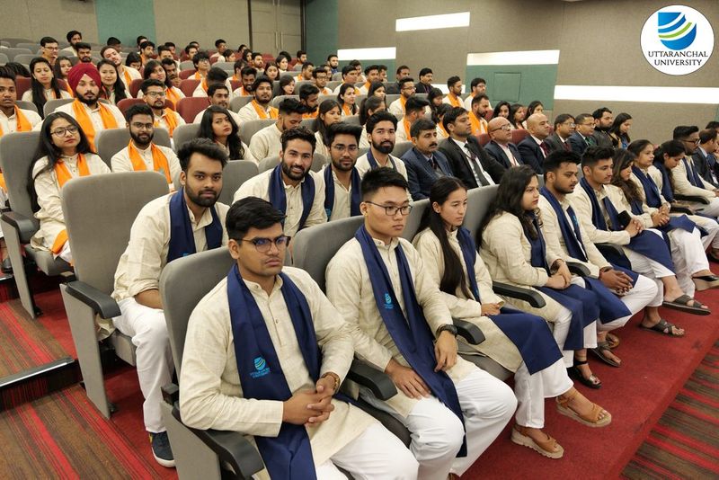 हमने सबसे पहले वायरल तस्वीर को गौर से देखा। तस्वीर में दिख रहे युवक और युवतियों में से किसी के चेहरे पर मास्क नहीं दिख रहा है। कोविड-19 के संक्रमण के दौरान सभी शैक्षणिक संस्थानों में कोविड प्रोटोकॉल को फॉलो किया जा रहा है। सोशल मीडिया यूजर्स वायरल तस्वीर को इस साल (2021) के दीक्षांत समारोह की तस्वीरें बता रहे हैं। ऐसे में किसी का मास्क न लगाए होने से ये सवाल खड़ा होता है कि कहीं तस्वीर पुरानी तो नहीं।
