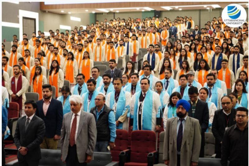 कोई ड्रेस कोड नहीं था
पड़ताल के लिए जरूरी कीवर्ड्स से इसे इंटरनेट पर खोजा। uttaranchal university convocation कीवर्ड्स से सर्च करने पर हमें यूनिवर्सिटी की वेबसाइट पर 29 फरवरी 2020 को प्रकाशित एक ब्लॉग मिला। इस ब्लॉग में उत्तरांचल यूनिवर्सिटी के पहले दीक्षांत समारोह के आयोजन की रिपोर्ट दी गई है। यह आयोजन पिछले साल 29 फरवरी को उत्तरांचल यूनिवर्सिटी के स्वामी विवेकानंद ऑडिटोरियम में किया गया था। इस ब्लॉग पोस्ट में तमाम तस्वीरें दी हुई हैं। इनमें मौजूद लोग भगवा के अलावा दूसरे रंगों के गमछे पहने हुए भी दिख रहे हैं।