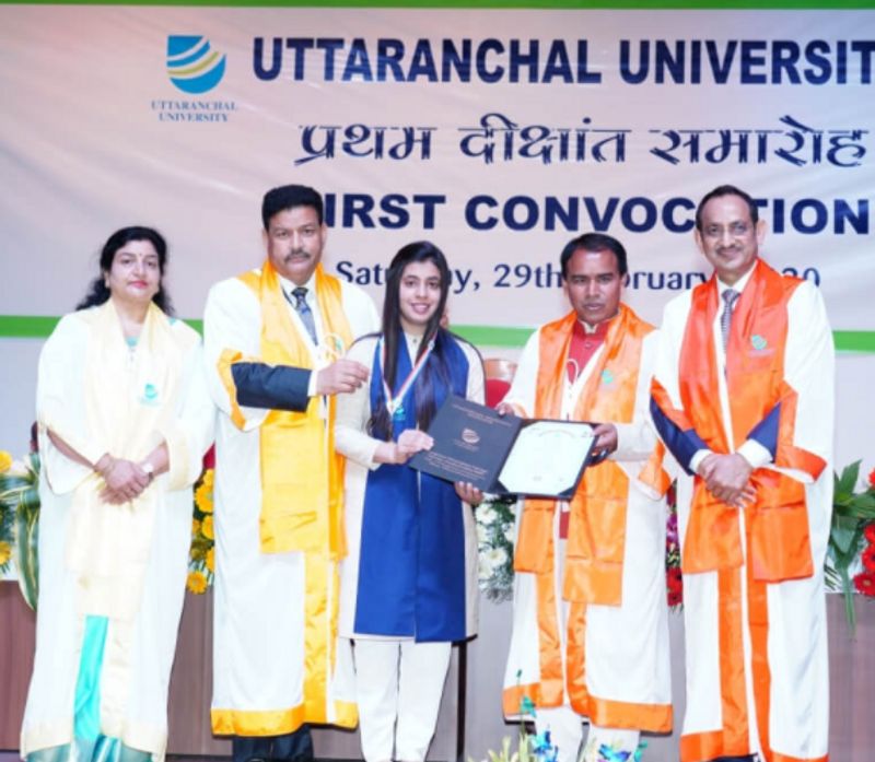 ये निकला नतीजा
उत्तरांचल यूनिवर्सिटी को लेकर किया जा रहा ये दावा भ्रामक साबित हुआ है। इस साल अबतक उत्तरांचल यूनिवर्सिटी के दीक्षांत समारोह का आयोजन नहीं हुआ है। सोशल मीडिया यूजर्स पिछले साल यानी 2020 के आयोजन की तस्वीरें शेयर कर रहे हैं। उस साल भी स्टूडेंट्स के लिए सिर्फ भगवा रंग का ड्रेस कोड नहीं था, बल्कि छात्रों-छात्राओं ने अलग-अलग रंग के स्कार्फ भी पहने थे। पड़ताल में नतीजा साफ हो गया कि उत्तरांचल यूनिवर्सिटी में इस साल सभी छात्र-छात्राओं के भगवा स्कार्फ पहन कर डिग्री लेने का दावा भ्रामक है।