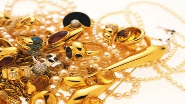 10 lakh worth of gold jewelry lost by a passenger .. Egmore Railway Security Force rescue and handed over. 10 lakh worth of gold jewelry lost by a passenger .. Egmore Railway Security Force rescue and handed over.