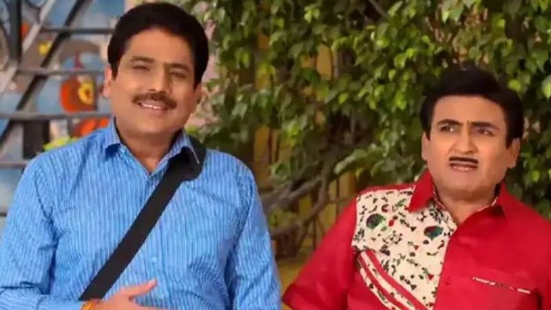 कई फैन्स इस बात से हैरान हैं कि जो तारक मेहता और जेठालाल की दोस्ती शो में देखने को मिलती है, असल में दोनों एक-दूसरे से इतना नाराज चल रहे हैं। दोनों की एक्टिंग देख इस बात का अंदाजा लगाना भी मुश्किल लगता है।