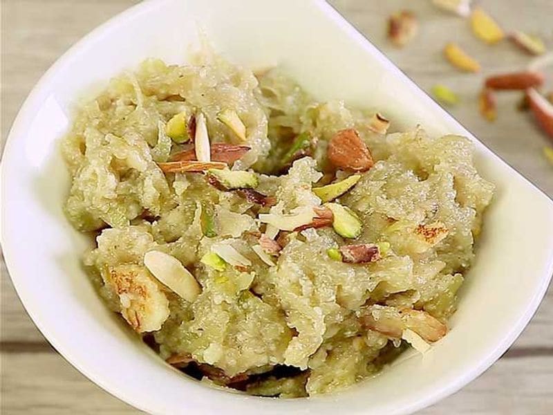 Lawki ka Halwa
We all have heard about gajar ka halwa, but this Holi, try making a healthy one by using bottle gourd. It benefits people who are having the urinary disorder as it contains 98% water. Incorporate your favourite nuts and dry fruits, and rose petals to make it taste better. (Picture Credit: Pinterest)
