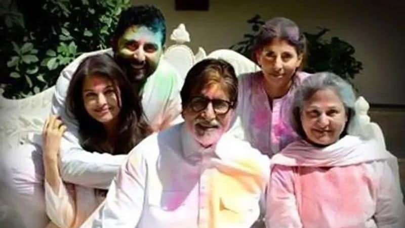 <p>अमिताभ बच्चन पत्नी जया बच्चन, बेटा अभिषेक बच्चन, बहू ऐश्वर्या राय और बेटी श्वेता बच्चन के साथ।</p>