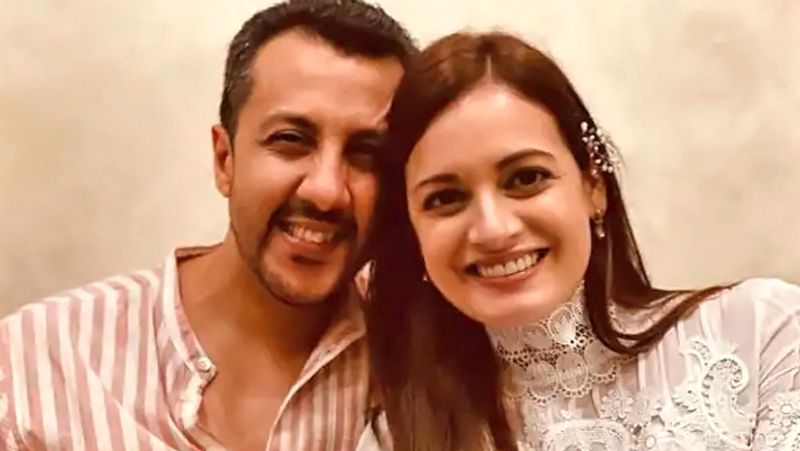 मिस एशिया पैसिफिक रहीं दीया मिर्जा (Dia Mirza) ने पिछले महीने 15 फरवरी को बिजनेसमैन वैभव रेखी (Vaibhav Rekhi) से शादी की है। शादी में दोनों फैमिली के मेंबर्स के अलावा कुछ चुनिंदा लोगों ही शामिल हुए थे। 