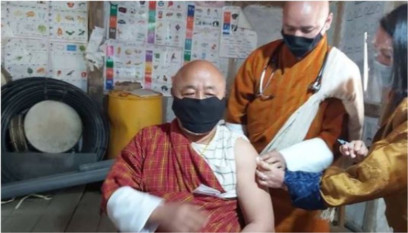 മാസ്ക് ധരിച്ച നഴ്സ് നെയ് വിളക്ക് കത്തിച്ച ശേഷം ബുദ്ധമത പ്രാര്ത്ഥനകളോടെയാണ് വാക്സിനേഷന് നടത്തിയത്.
ചിത്രത്തിന് കടപ്പാട് kuenselnews 