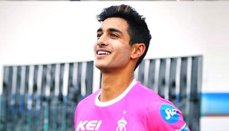 ইচ্ছে করলেই বাবার কোম্পানিতে অন্যতম কর্ণধার হিসেবে নাম লেখাতে পারতেন। কিন্তু সেটা করেননি। নিজের পরিচয় তৈরির জন্য লড়ছেন আর্যমান।