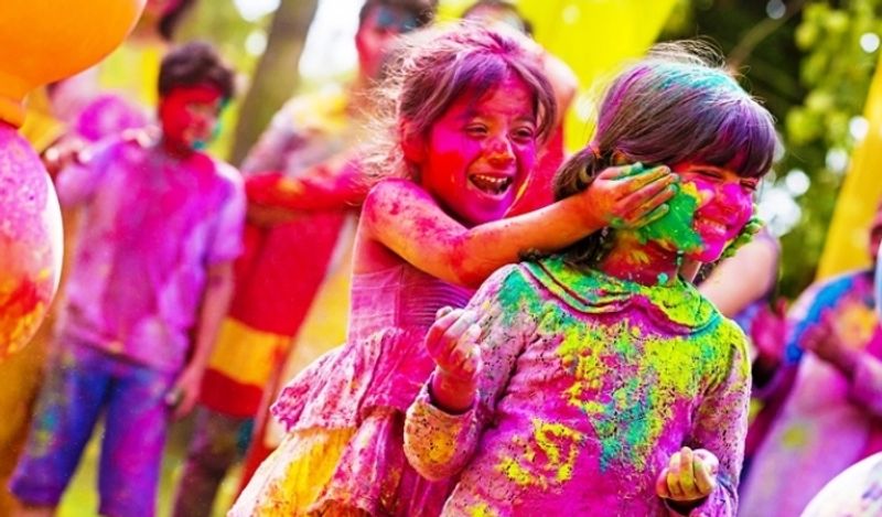 <p>এর ফলেই পুরো গান শ্যুট হতে সময় লেগে যায় মোটের ওপর চার দিন। যা পুরো দমে উপভোগ করেছিল সেটের সকলে। </p>