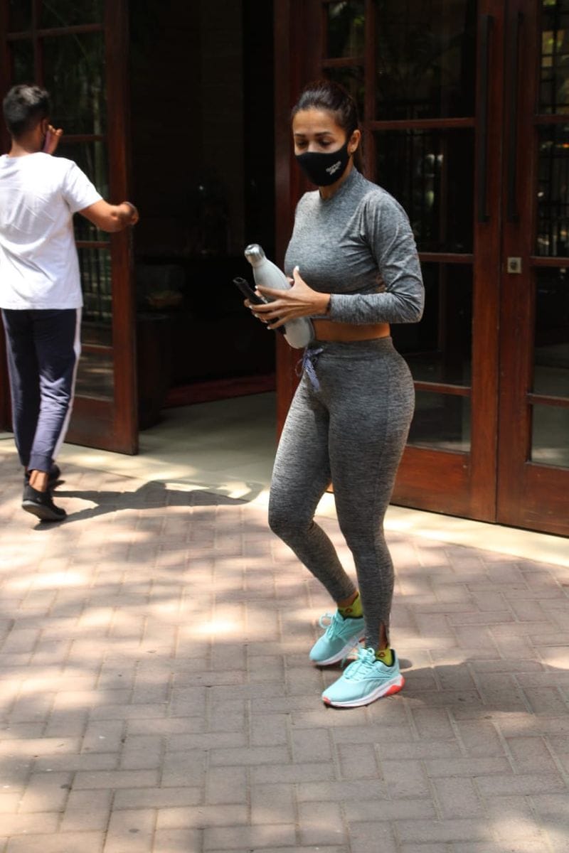 <p style="text-align: justify;"><strong>Gym Day</strong><br />
She wore a grey full-sleeved crop top and paired it with matching grey gym trousers for her workout routine.</p>