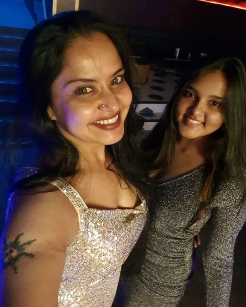మొదట సిల్క్ అనే పదం ఐదుసార్లు పలకాలని ప్రగతి కూతురుతో అన్నారు. ఐదుసార్లు కరెక్ట్ గా సిల్క్ అని గీత పలికారు. ఆ తరువాత సిల్క్ స్పెల్లింగ్ చెప్పాలని అడిగింది ప్రగతి. అది కూడా గీత కరెక్ట్ గా చెప్పింది.