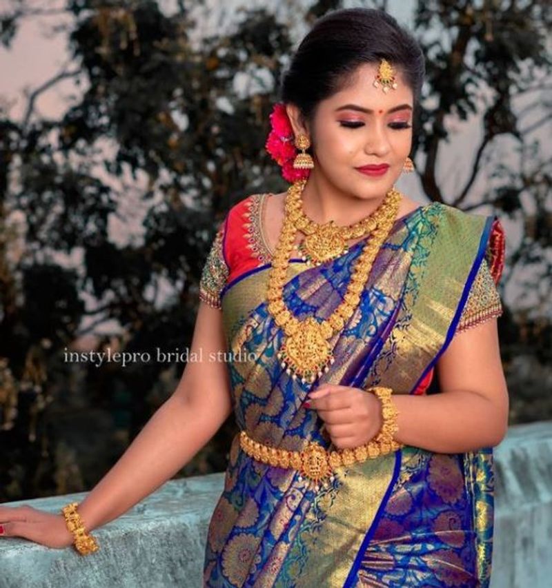 ஜொலிஜொலிக்கும் நகைகள் அணிந்து... பளபளக்கும் ஸ்ருதி 