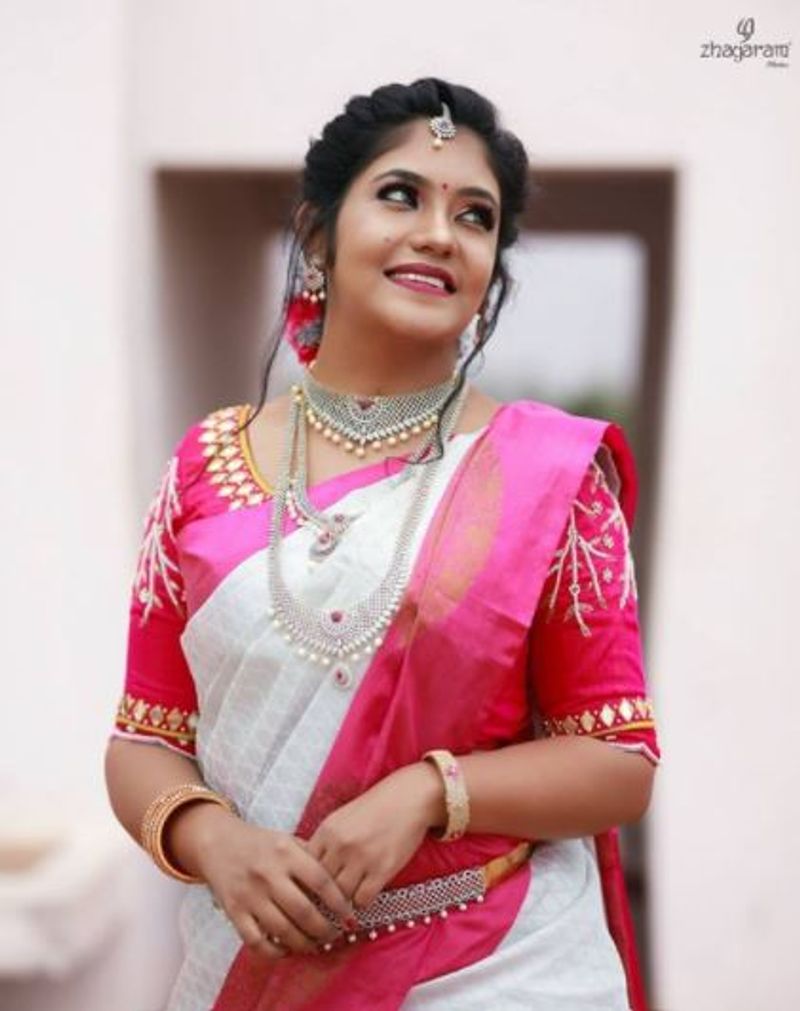வாவ்... வெள்ளை நிற சேலையில் பிங்க் நிற பாடர் வைத்து கச்சிதமாக சேலைக்கட்டி அசத்தும் சீரியல் நடிகை 