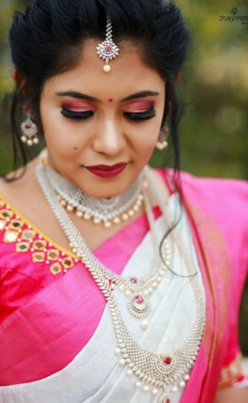 கவர்ந்திழுக்கும் மணப்பெண் மேக்அப்பில் ஸ்ருதி 