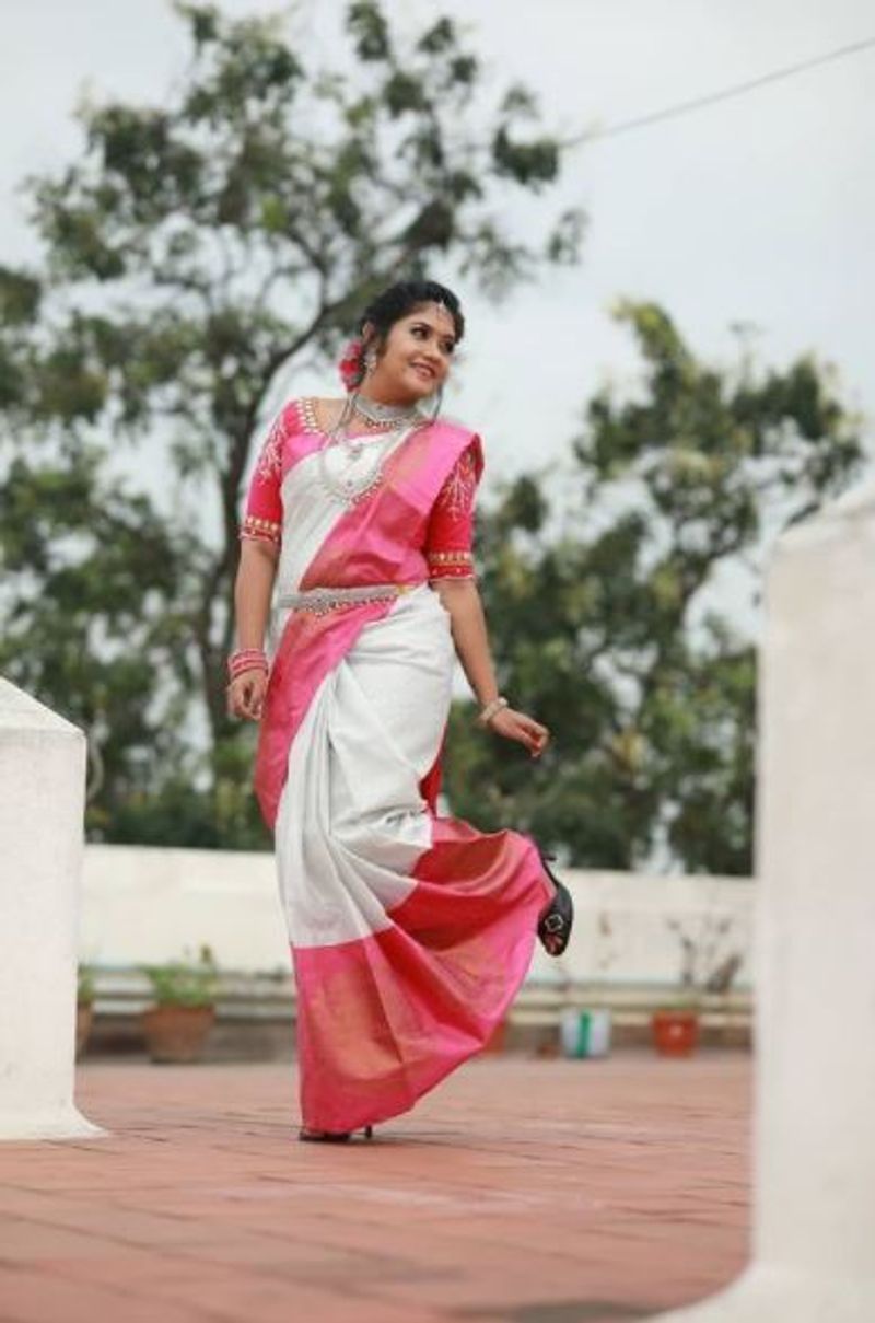 விதவிதமாய் போஸ் 