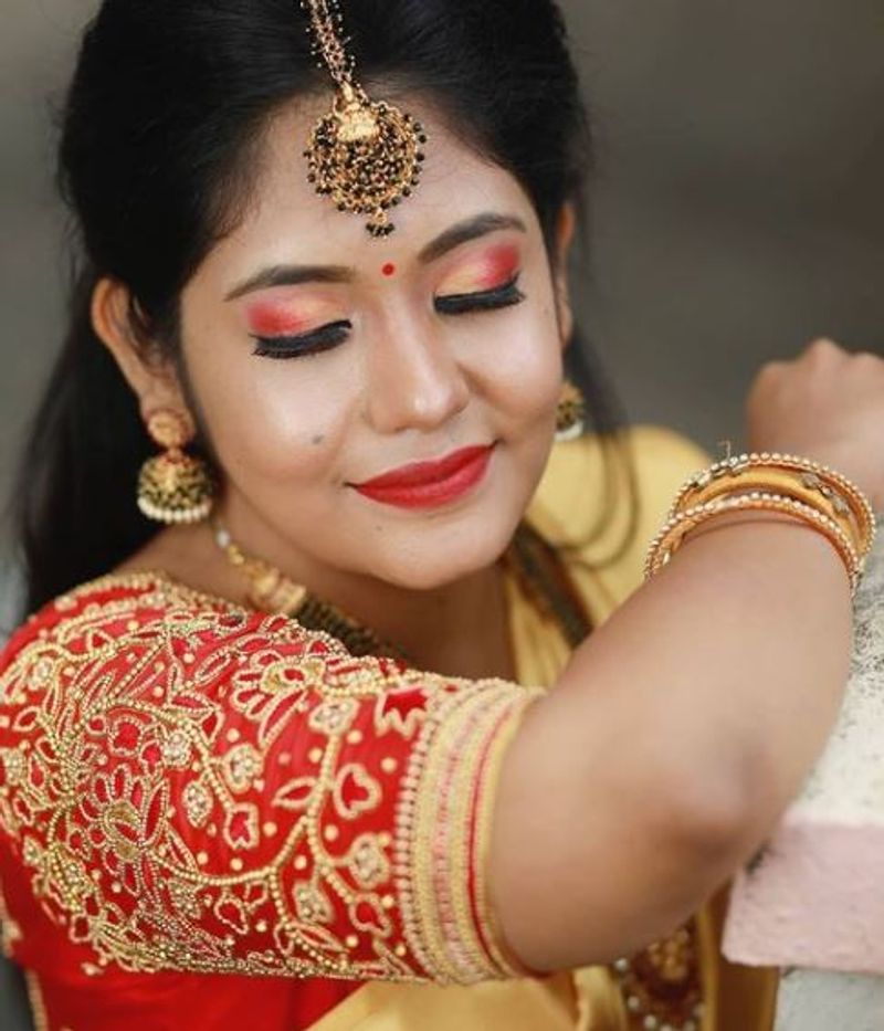 தங்கநிற சேலையில்... தகதகவென ஜொலிக்கும் ஸ்ருதி 