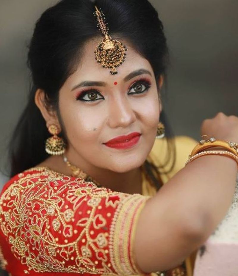 கண்ணுக்கு கை அழகு... பாடல் பாட தோன்றும் அழகு கண்கள் 
