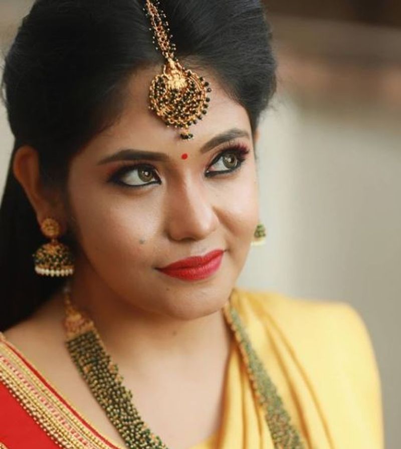 மனதை கிள்ளும் பார்வை 