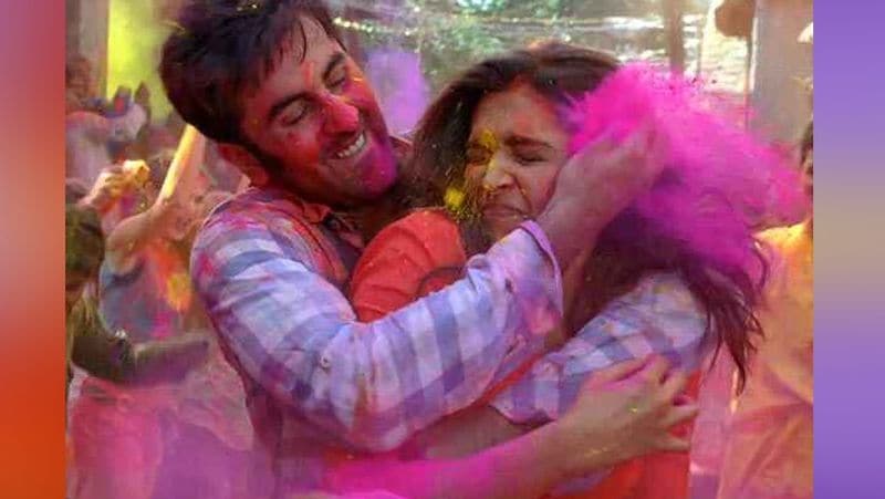 <p>রঙের যা গুণ তাই হল, একজন ছোঁড়া মানেই অন্যজন ছুঁড়তে শুরু করলো। এই ভাবে ধাপে ধাপে রঙিন হতে থাকে এক একটি দিন। </p>