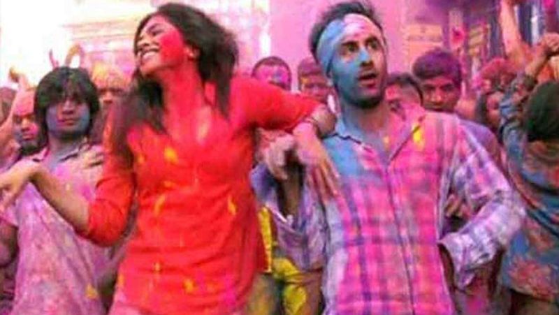 <p>তার কথায় ফ্রেমে পার্ফেক্স হোলি দেখাতে সেটে ন্যাচারাল রঙ থাকা প্রয়োজন। </p>