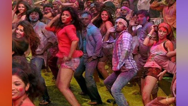 <p>আর সেই তালিকাতে যোগ হওয়া অন্যতম জনপ্রিয় গান বলম পিচকারি। রণবীর দীপিকা জুটিতে ঝড় পর্দায়। </p>