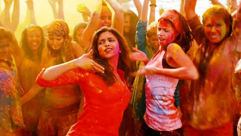 <p>হোলি মানেই সেলিব্রেশন, এক রঙিন দিন, যেখানে নাচ-গান-খাওয়া আর আড্ডাই মূল। সঙ্গে থাকে বলিউড গানের সঙ্গত। </p>