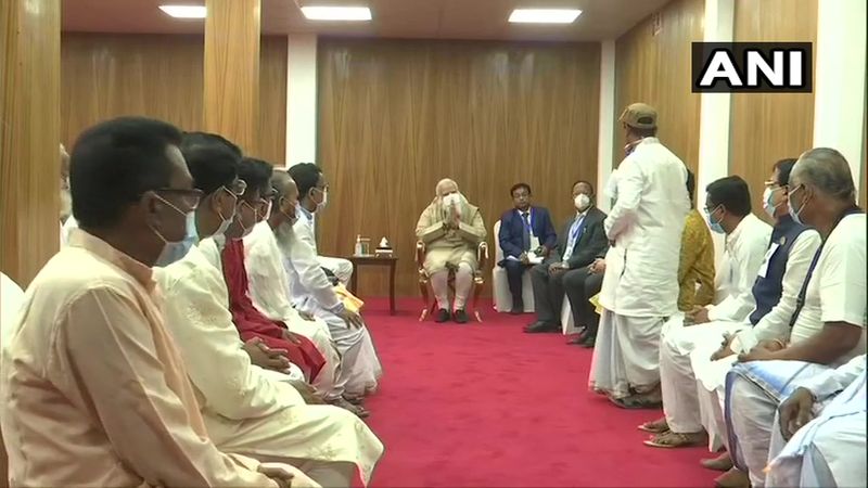 <p style="text-align: justify;">শান্তনুর ভাই তথা আসন্ন নির্বাচনে গাইঘাটা বিধানসভা কেন্দ্র থেকে বিজেপি প্রার্থী সুব্রত ঠাকুর মনে করেন, প্রধানমন্ত্রীর ওড়াকান্দি সফর নির্বাচনের ক্ষেত্রে অবশ্যই 'ইতিবাচক প্রভাব' ফেলবে। তিনি তাঁর নিজের জয়ের বিষয়ে তো আত্মবিশ্বাসী বটেই। প্রধানমন্ত্রীর শনিবারের ওড়াকান্দি সফরের দৃশ্য সিএএ লাগু করার বিষয়ে বিজেপির সদিচ্ছা নিয়ে যদি কোনও সন্দেহ বা বিভ্রান্তিতেও থাকে তা দূর করে দেবে। মতুয়াদের বিপুল সমর্থনের কারণেই রাজ্যে ক্ষমতা আসবে বিজেপি, এমনটাই মনে করছেন তিনি।</p>