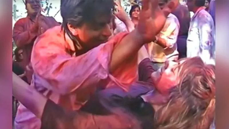 <p>তবে হোলি আসা মানেই ভক্তদের নজরে স্টারদের সেলিব্রেশন। আর সেই সূত্রেই শাহরুখ ভক্তরা মেতে উঠলেন পুরোনো এক ভিডিওতে। </p>