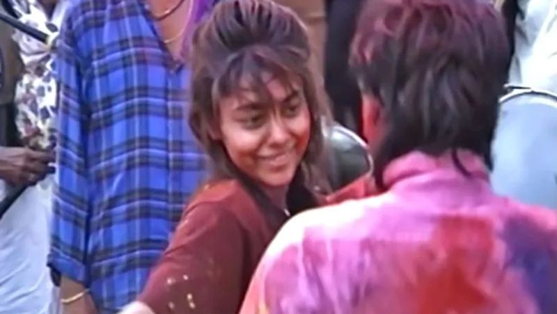 <p>২১ বছর আগের কথা, গৌরীর সঙ্গে তখন শাহরুখের সদ্য ঘর পাতা। তখনই তিনি মেতে উঠলেন কিং খানের সঙ্গে। </p>