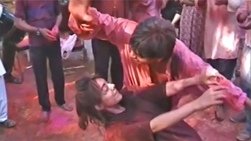 <p>কখনও ভালো সময় কখনও আবার কঠিন, ফুলশয্যার রাতেই শাহরুখকে কাছে পায়নি গৌরী। </p>