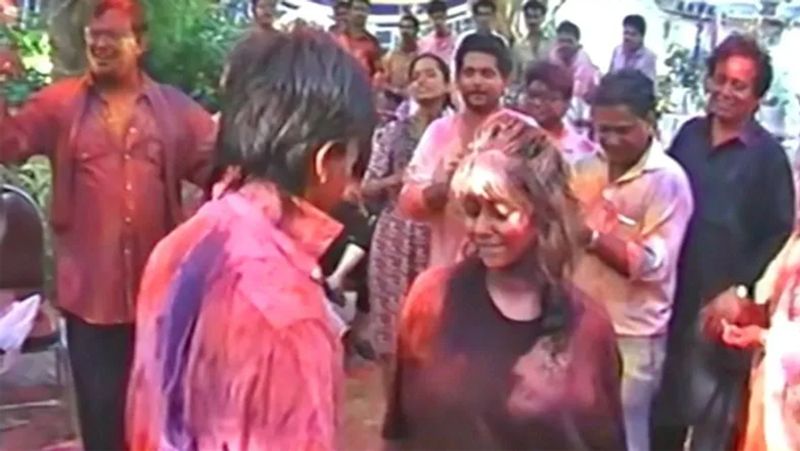 <p>প্রিয়ঙ্কার সঙ্গে নাম জড়িয়ে যাওয়ার পর সামনে আসে শাহরুখ খান ক্রমেই তাঁর দিকে ঝুঁকছেন। কিন্তু সেই পরিস্থিতি শক্ত হাতে সামাল দিয়েছিলেন গৌরী। </p>